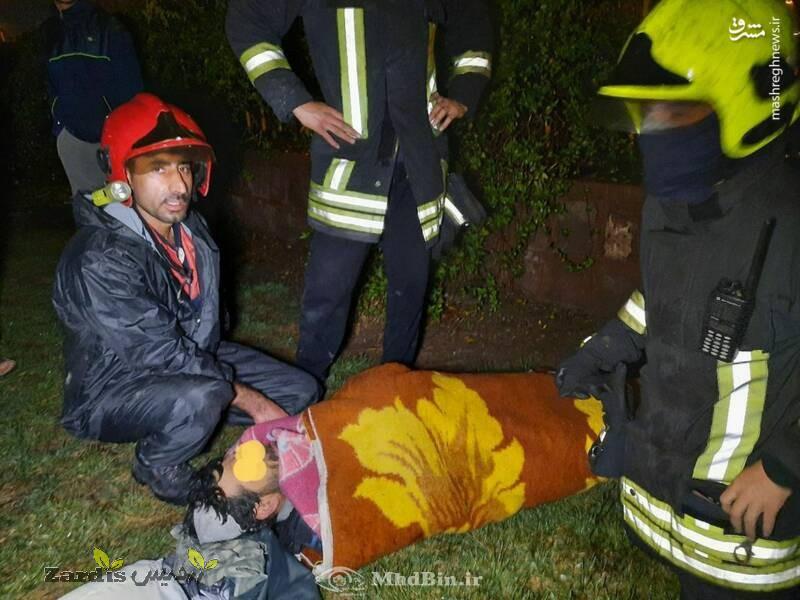 نجات مرد گرفتار در سیلاب توسط آتش نشانان مشهد +عکس_thumbnail
