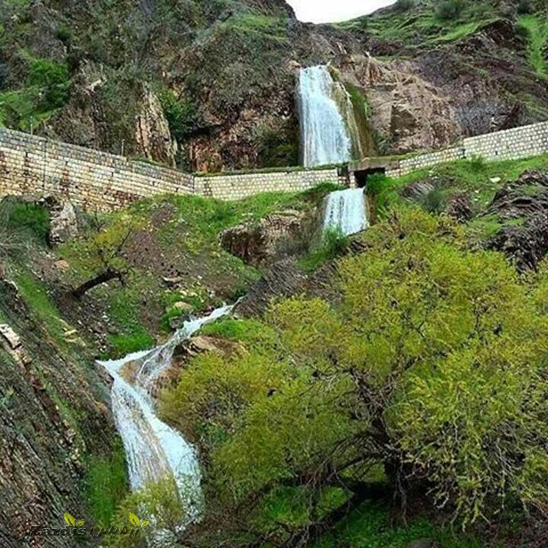 دیوار آجری و درختان سرسبز در محدوده آبشار دریبر