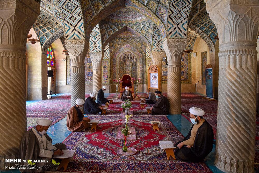 محفل انس با قرآن در مسجدی از نور و رنگ_thumbnail