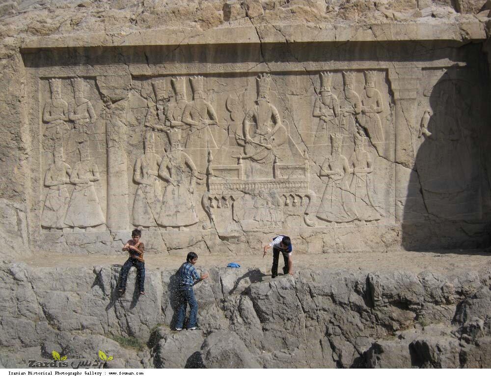 Experts clean famed bas-relief in southern Tehran_thumbnail