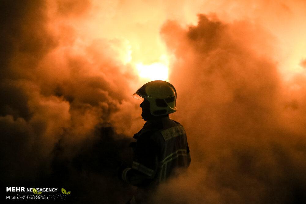 آتش سوزی گسترده در روستایی در اهواز / آتش نشانان در محاصره آتش_thumbnail