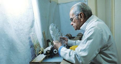 Iranian handicrafts: crystal carving  _thumbnail