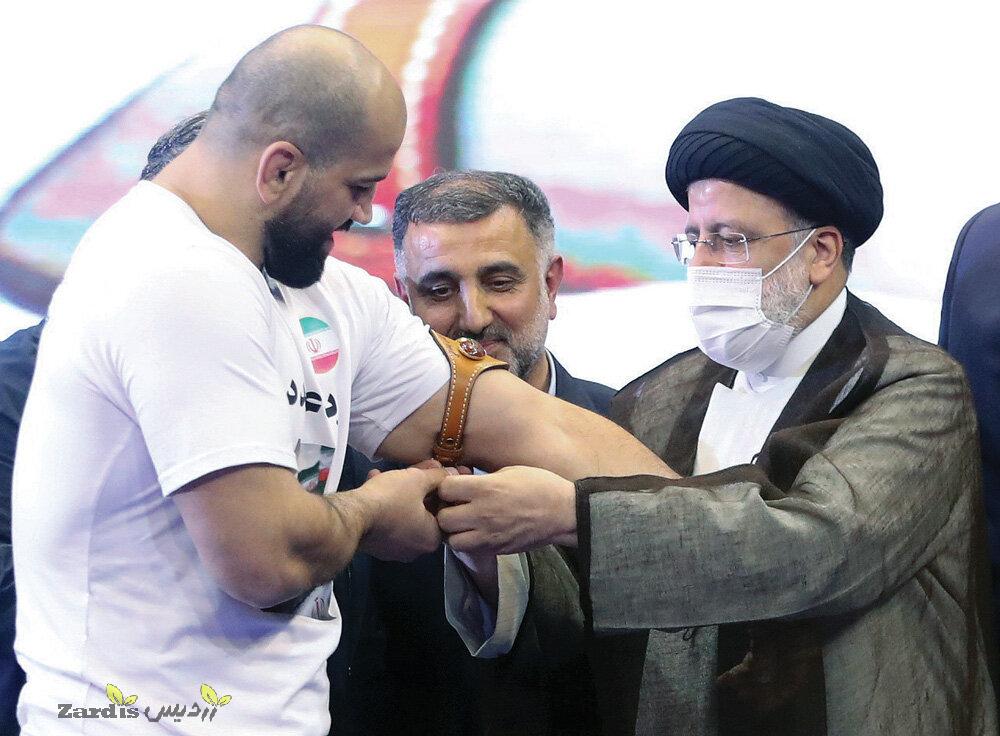 President Raisi gives Sadeghzadeh Pahlevani’s armband_thumbnail