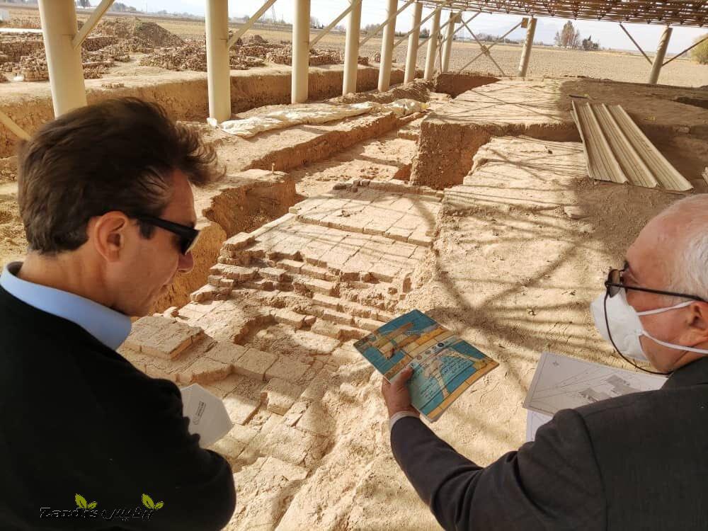 Italian ambassador visits Persepolis, admiresnewly-unearthed ‘staggering’ bricks_thumbnail