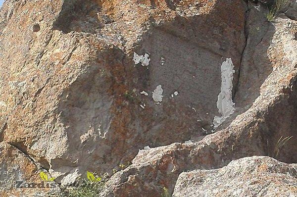 Centuries-old rock-carved inscription discovered in southernIranian plain_thumbnail