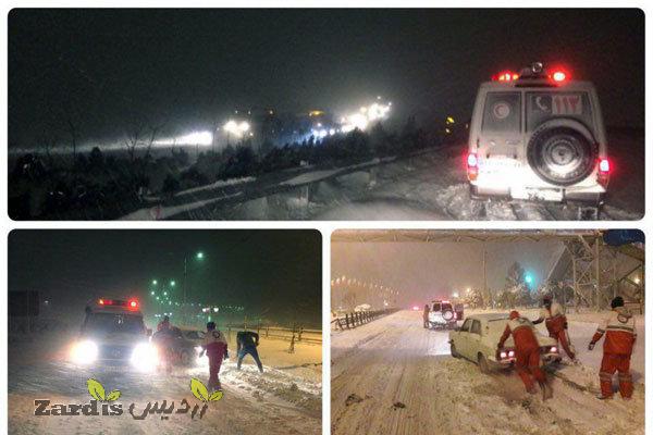 امدادرسانی به مسافران و خودروهای گرفتار در برف آذربایجان غربی_thumbnail