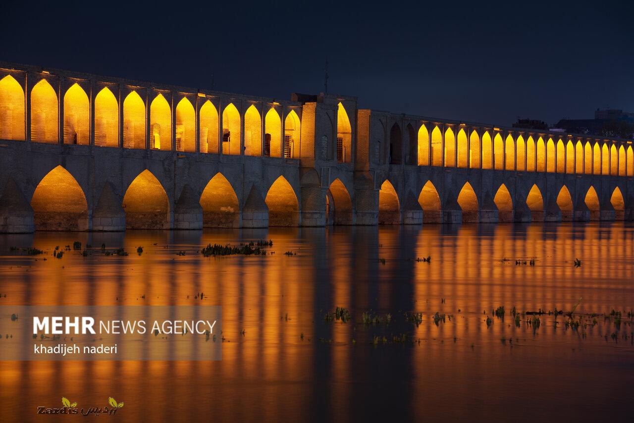 Beauties of Isfahan’s Zayanderud at night