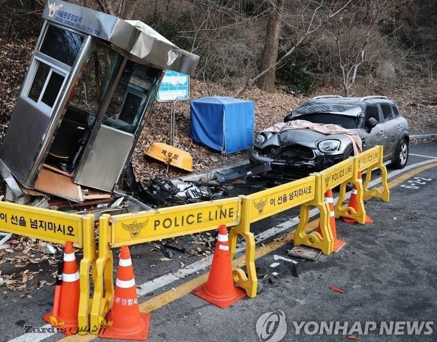 Car crashes into security post of Russian Embassy in Seoul_thumbnail