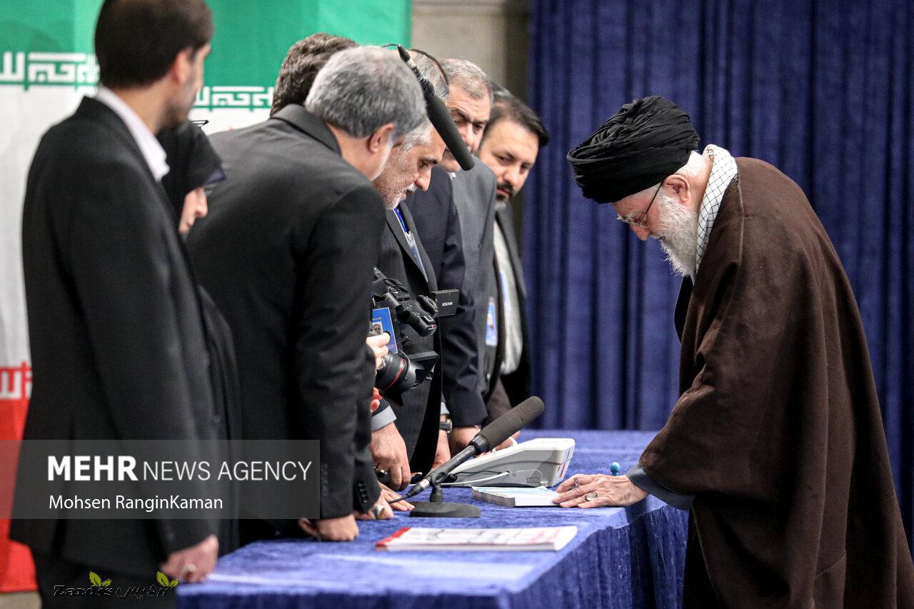 Leader of Islamic Revolution casts his ballot_thumbnail