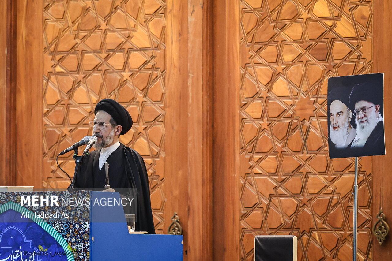 Worshippers perform Friday prayers at Imam Khomeini Mausoleum_thumbnail