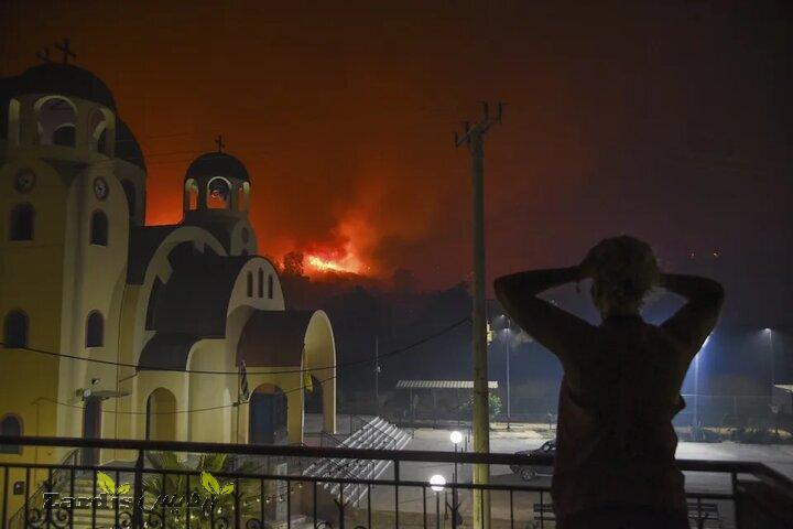 Wildfires scorch Greece for a second day, thousandsevacuated_thumbnail